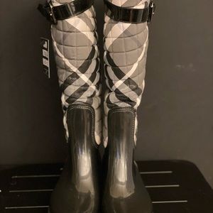 Burberry all weather boots. Nova print.
